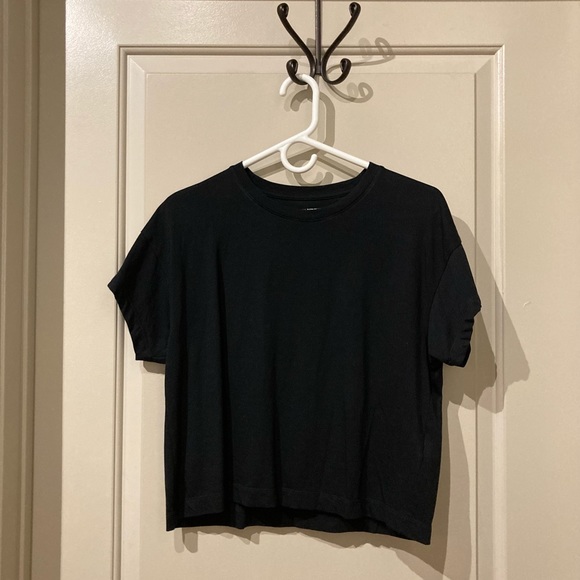 Banana Republic Tops - NWOT Banana republic black cropped T-shirt…